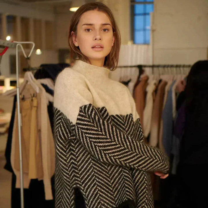 Julie – Cozy Turtleneck Sweater